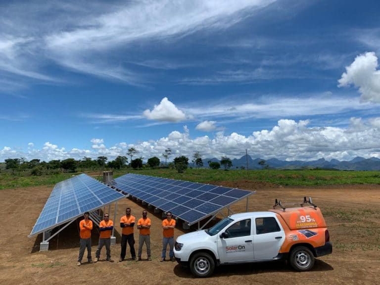 Equipe SolarOn entrega projeto em propriedade de Bruno Gagliasso