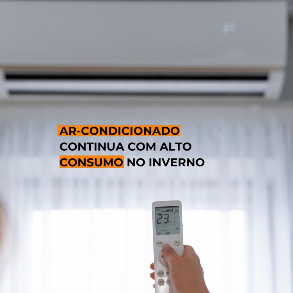 Pessoa ligando o aparelho de ar-condicionado no inverno
